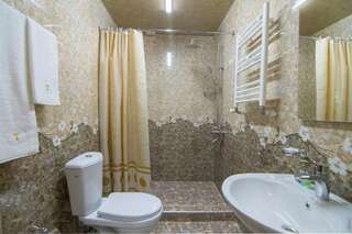 Хостелы Tatev Hotel and Tours Ереван Четырехместный номер с собственной ванной комнатой-9